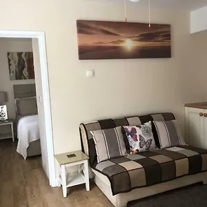  Apartment Crossways Tavern