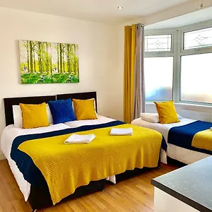 https://4-bedrooms-3-baths-full-kitchen-and-lounge-garden-free-parking.brighton-hotels-england.com